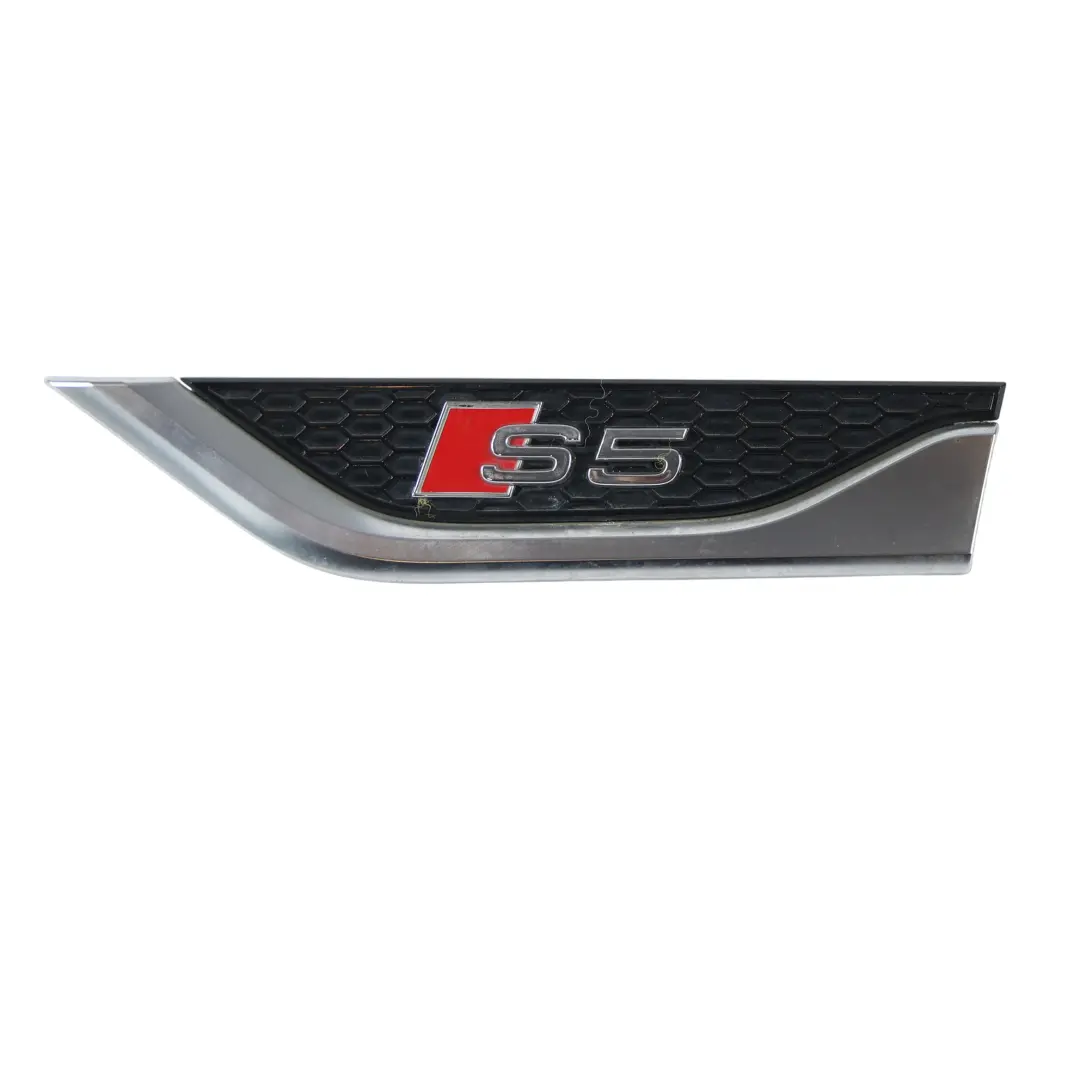 Emblemat Napis "S5" Błotnik Przedni do Audi S5 F5 o numerze 8W6853601C Audi S5 F5 Emblemat Napis "S5" Błotnik Przedni - SKU 8W6853601C - Numer Części 8W6853601C
