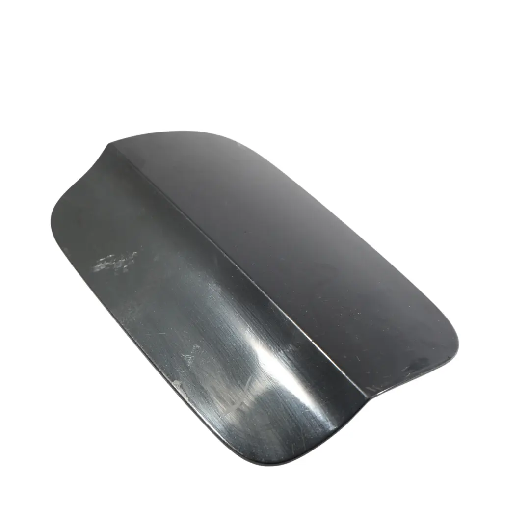 Coperchio Sportello Serbatoio Nero Metallizzato Mitico Y9T per Audi A5 F5 con numero di parte 8W8809907 Audi A5 F5 Coperchio Sportello Serbatoio Nero Metallizzato Mitico Y9T - SKU 8W8809907-MYB - Numero di parte 8W8809907