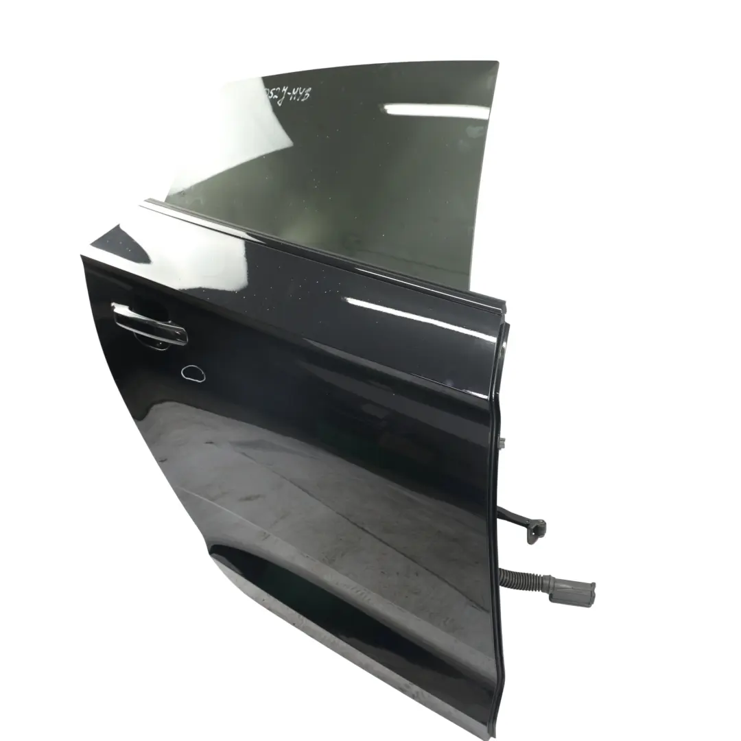 Puerta Trasera Derecha Panel Cobertura Negro Mítico Metálico Y9T para Audi A5 F5 con número de pieza 8W8833052J Audi A5 F5 Puerta Trasera Derecha Panel Cobertura Negro Mítico Metálico Y9T - SKU 8W8833052J-MYB - Número de pieza 8W8833052J