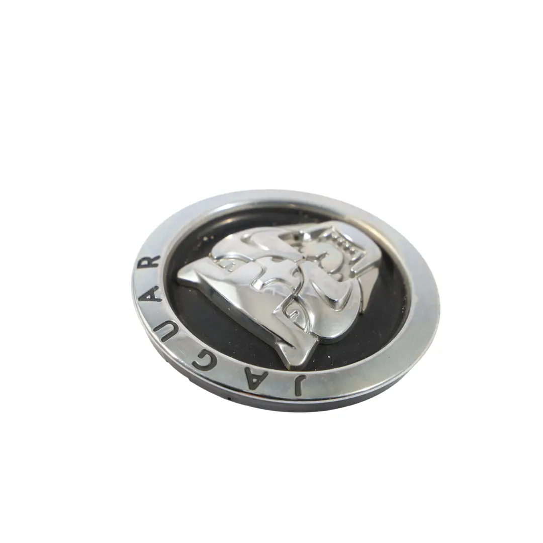 Emblema Logo Insignia Parachoques Delantero Cromado para Jaguar XF X250 con número de pieza 8X23-8A100-AE Jaguar XF X250 Emblema Logo Insignia Parachoques Delantero Cromado - SKU 8X23-8A100-AE - Número de pieza 8X23-8A100-AE