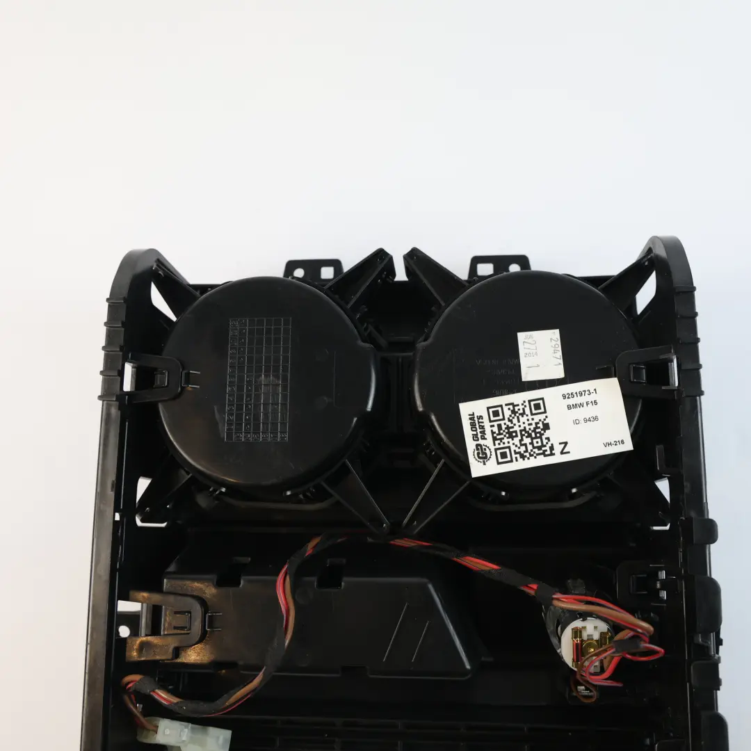 Uchwyt Na Kubki Gniazdo 12V Czarny do BMW X5 F15 X6 F16 o numerze 9251973 BMW X5 F15 X6 F16 Uchwyt Na Kubki Gniazdo 12V Czarny - SKU 9251973-1 - Numer Części 9251973