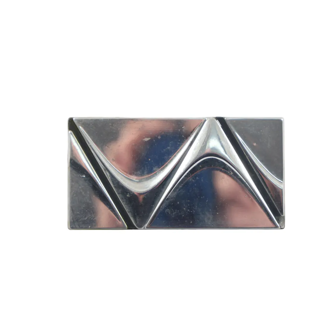  Citroen DS3 Emblemat Logo Zderzaka Przedniego Chrom - SKU 9673792177 - Numer Części 9673792177