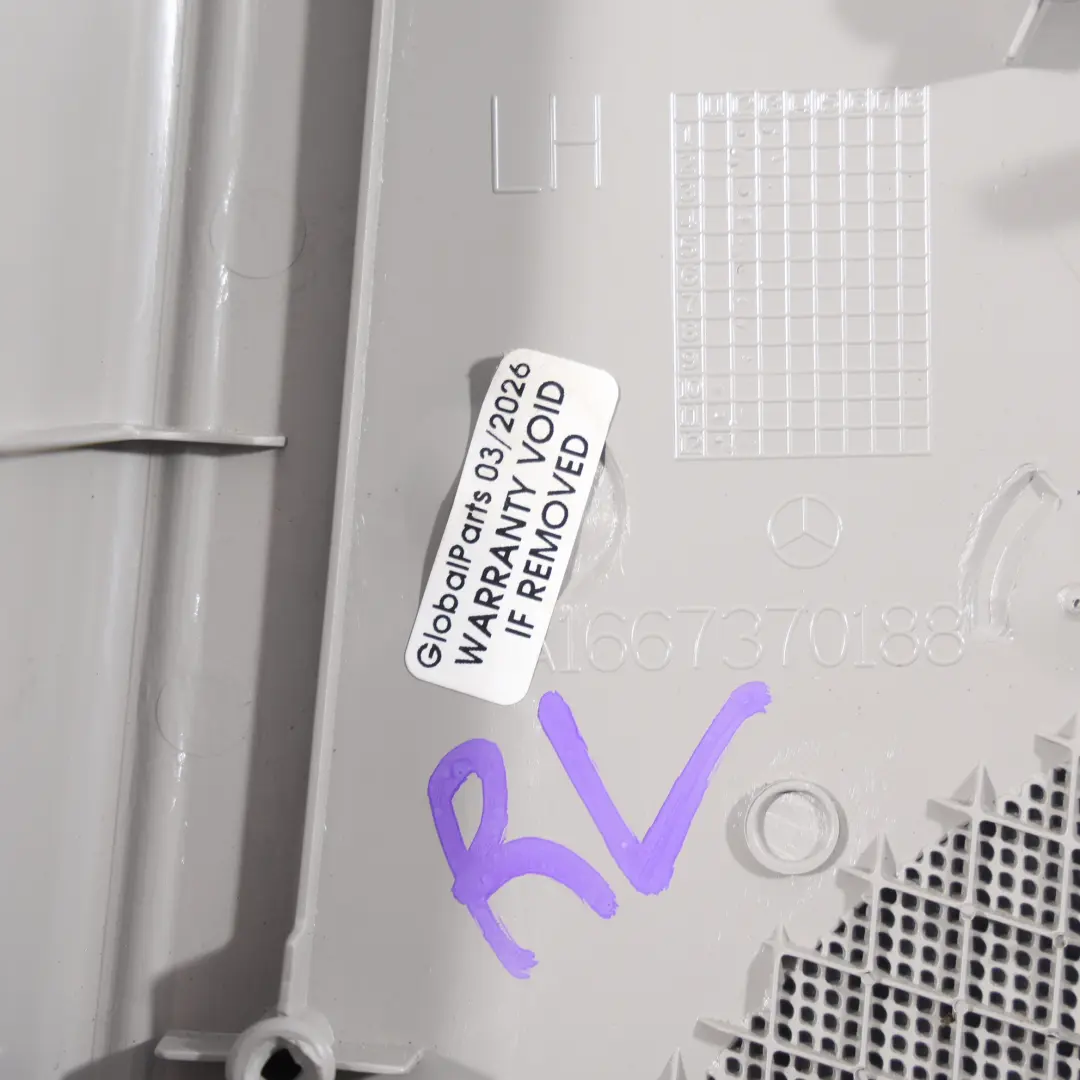 Cubierta Altavoz Puerta Trasera Izquierda Gris Alpaca para Mercedes W166 con número de pieza A1667370188 Mercedes W166 Cubierta Altavoz Puerta Trasera Izquierda Gris Alpaca - SKU A1667370188 - Número de pieza A1667370188