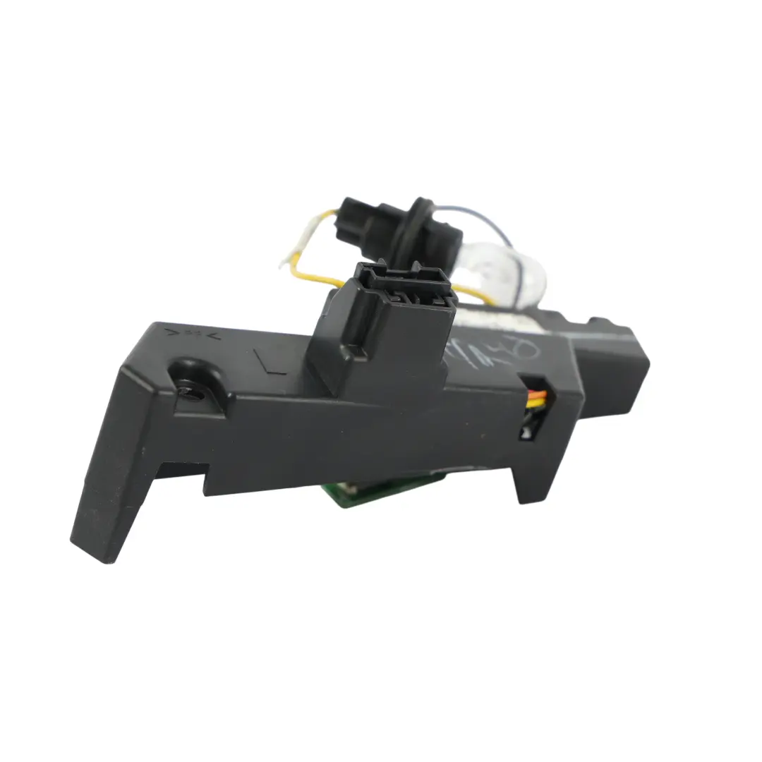 Feu Arrière Ampoule Support Douille Gauche pour Mercedes ML W166 à propos du numéro de pièce A1669068601 Mercedes ML W166 Feu Arrière Ampoule Support Douille Gauche - SKU A1669068601-1 - Numéro de pièce A1669068601