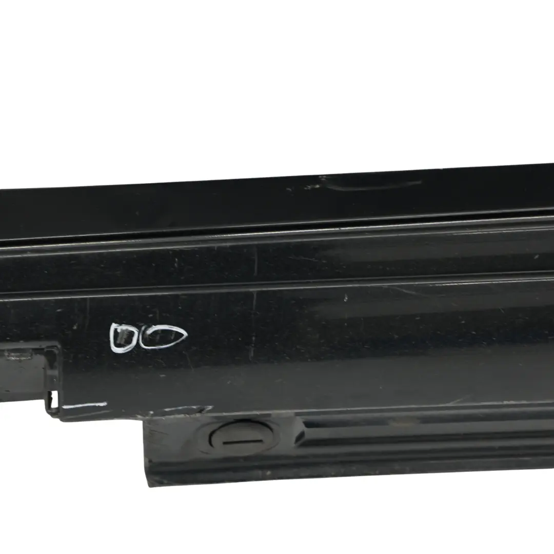 jupe latérale AMG gauche couvre seuil W246 Cosmic Black - 191 pour Mercedes W176 à propos du numéro de pièce A1766980054 Mercedes W176 jupe latérale AMG gauche couvre seuil W246 Cosmic Black - 191 - SKU A1766980054-KB1 - Numéro de pièce A1766980054