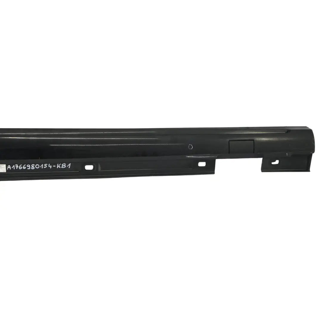 Faldón lateral AMG Derecho Cubre umbral de puerta Cosmic Black 191 para Mercedes W176 con número de pieza A1766980154 Mercedes W176 Faldón lateral AMG Derecho Cubre umbral de puerta Cosmic Black 191 - SKU A1766980154-KB1 - Número de pieza A1766980154