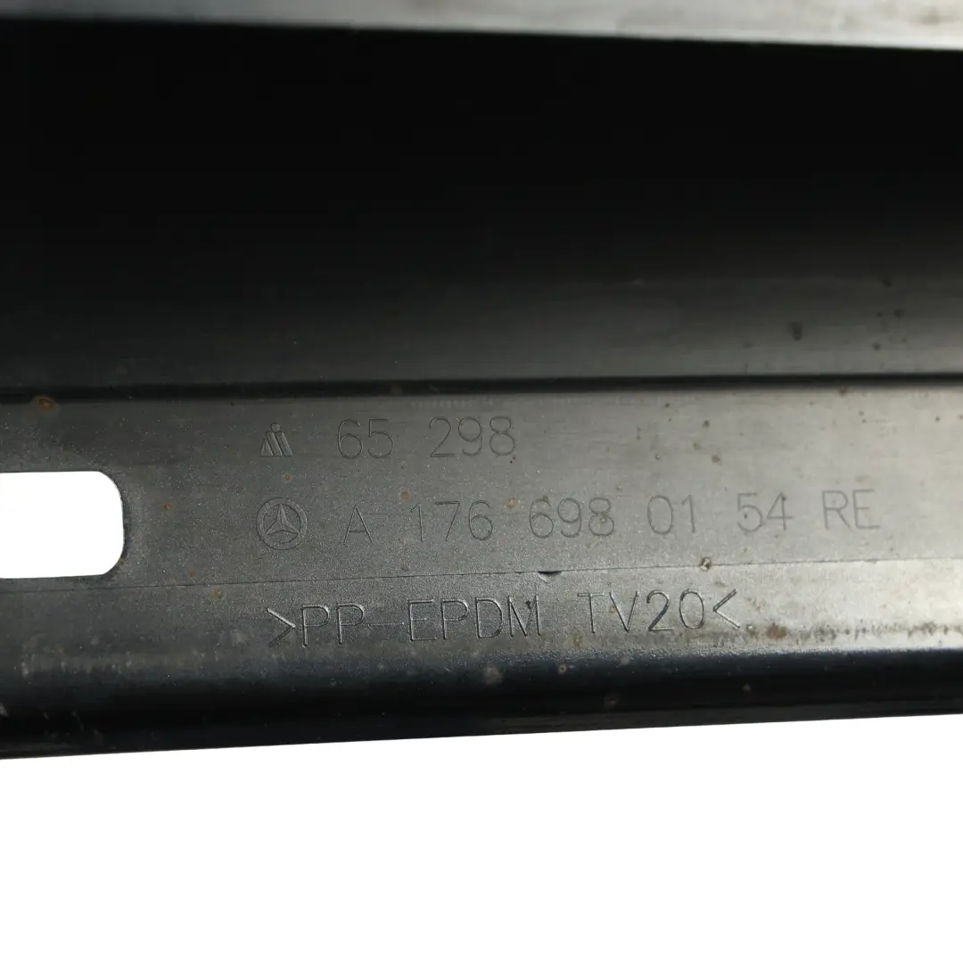 Faldón lateral AMG Derecho Cubre umbral de puerta Cosmic Black 191 para Mercedes W176 con número de pieza A1766980154 Mercedes W176 Faldón lateral AMG Derecho Cubre umbral de puerta Cosmic Black 191 - SKU A1766980154-KB1 - Número de pieza A1766980154