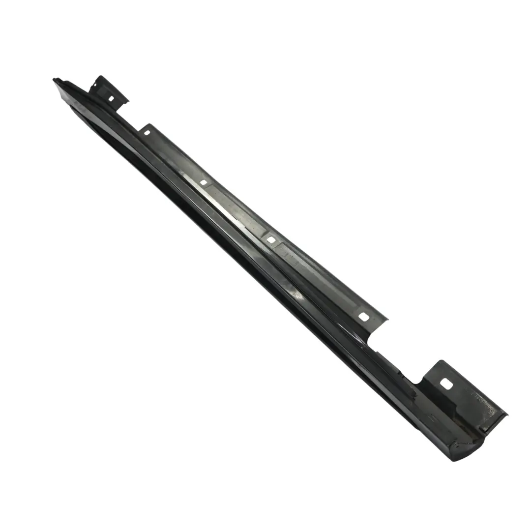 Faldón lateral AMG Derecho Cubre umbral de puerta Cosmic Black 191 para Mercedes W176 con número de pieza A1766980154 Mercedes W176 Faldón lateral AMG Derecho Cubre umbral de puerta Cosmic Black 191 - SKU A1766980154-KB1 - Número de pieza A1766980154