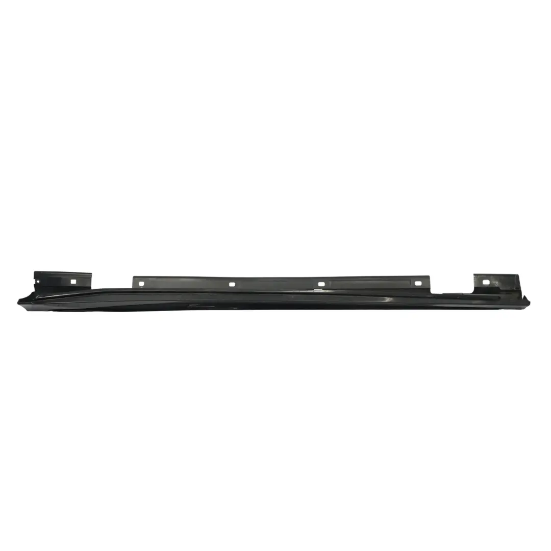 Gonna laterale AMG destra copri soglia porta Cosmic Black - 191 per Mercedes W176 con numero di parte A1766980154 Mercedes W176 Gonna laterale AMG destra copri soglia porta Cosmic Black - 191 - SKU A1766980154-KB1 - Numero di parte A1766980154