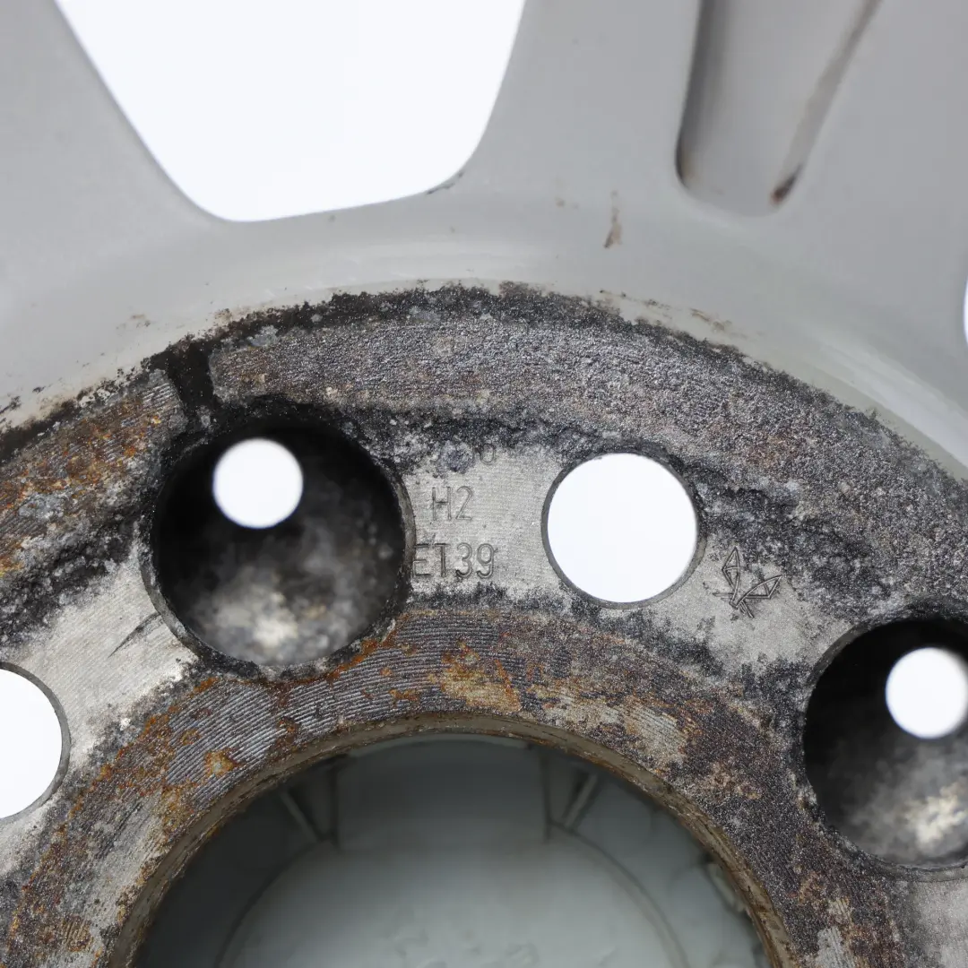 Jante alliage argentée 7 branches 16" 6J ET:39 pour Mercedes W204 à propos du numéro de pièce A2044011002 Mercedes W204 Jante alliage argentée 7 branches 16" 6J ET:39 - SKU A2044011002-1 - Numéro de pièce A2044011002