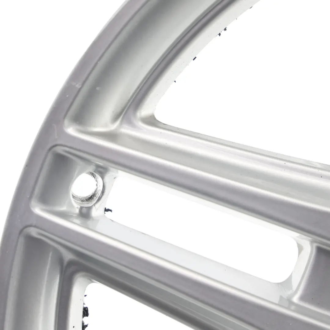 Jante arrière en alliage argenté 18" 8,5J ET:54 pour Mercedes W204 AMG à propos du numéro de pièce A2044014202 Mercedes W204 AMG Jante arrière en alliage argenté 18" 8,5J ET:54 - SKU A2044014202-1 - Numéro de pièce A2044014202