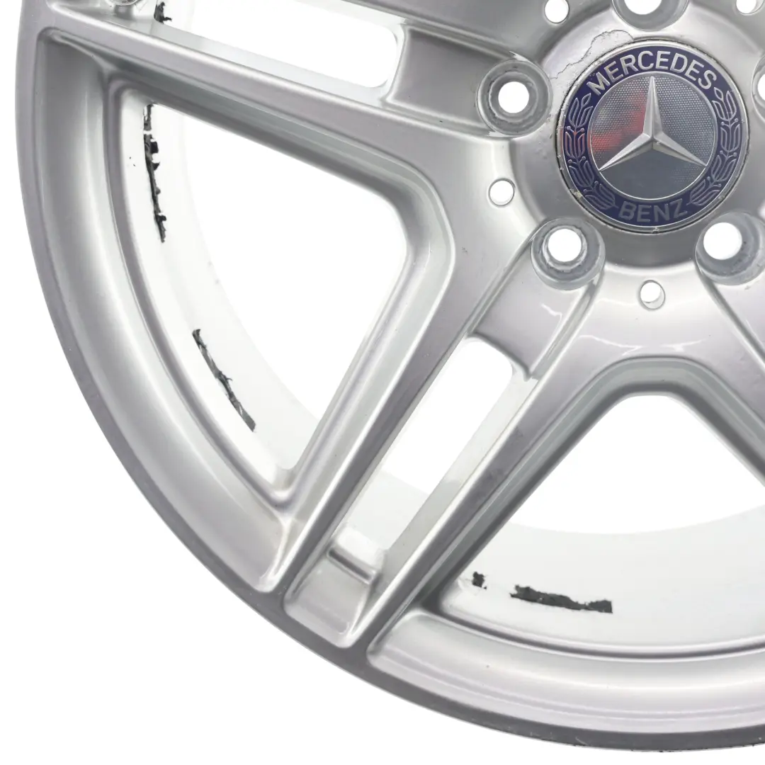 Jante arrière en alliage argenté 18" 8,5J ET:54 pour Mercedes W204 AMG à propos du numéro de pièce A2044014202 Mercedes W204 AMG Jante arrière en alliage argenté 18" 8,5J ET:54 - SKU A2044014202-1 - Numéro de pièce A2044014202