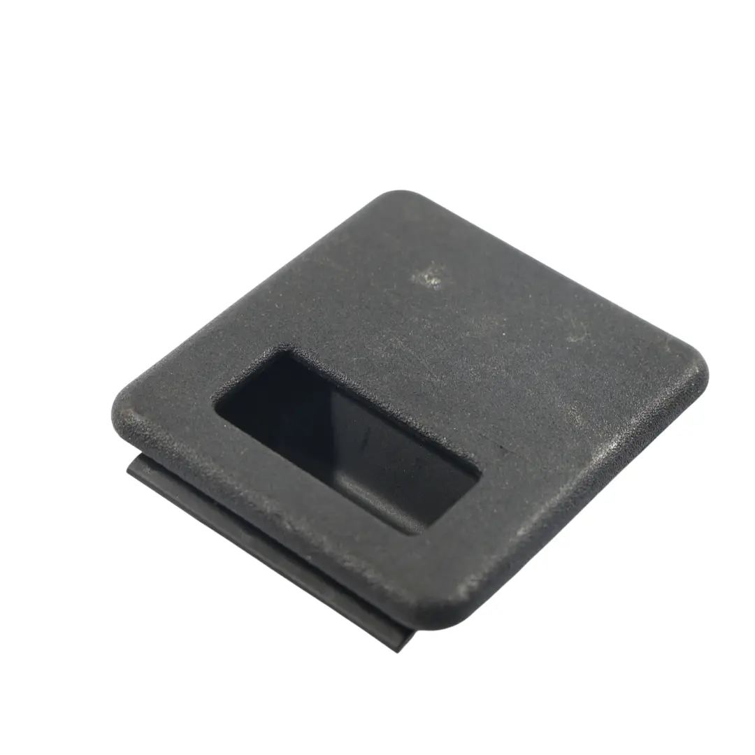 Maniglia Superiore Copertura Pavimento Bagagliaio per Mercedes W204 con numero di parte A2046840035 Mercedes W204 Maniglia Superiore Copertura Pavimento Bagagliaio - SKU A2046840035 - Numero di parte A2046840035