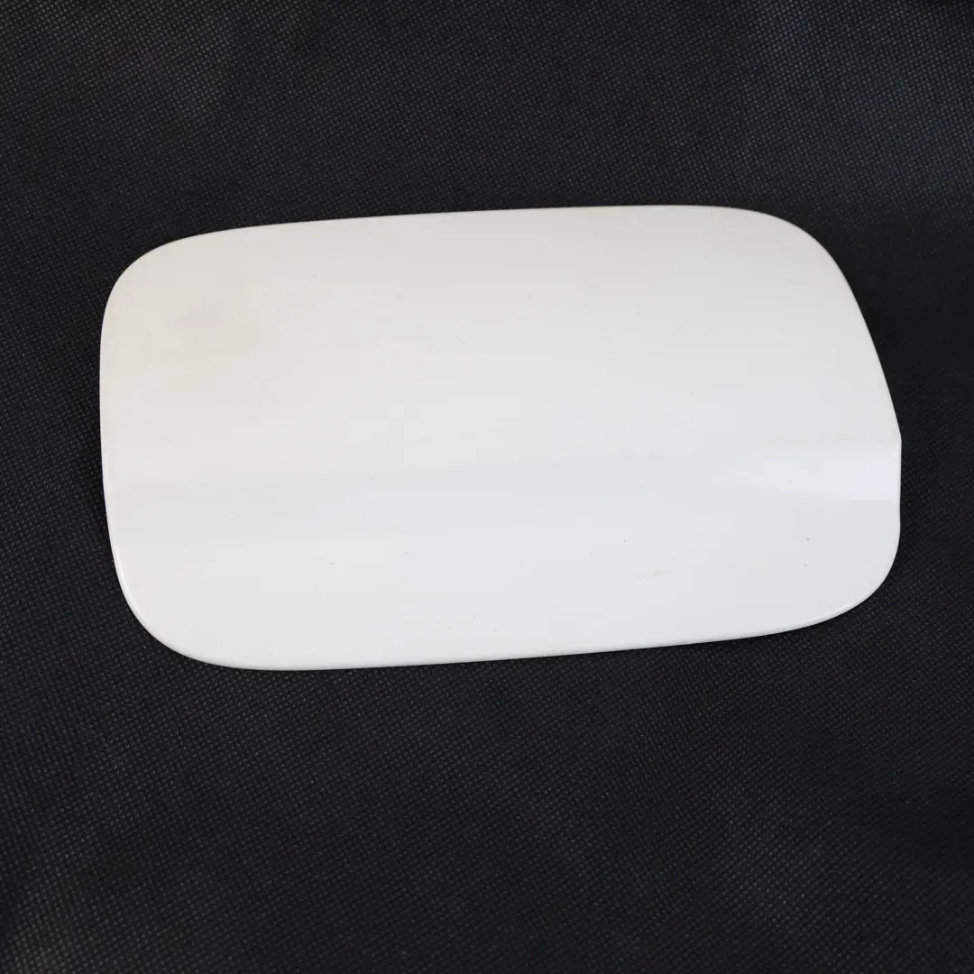 Tapa Combustible Calcite Blanco 650 para Mercedes W204 con número de pieza A2047570006 Mercedes W204 Tapa Combustible Calcite Blanco 650 - SKU A2047570006-CW - Número de pieza A2047570006