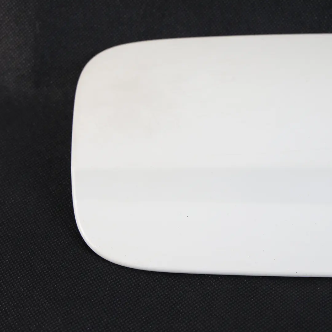 Klapka Wlewu Paliwa Calcite White 650 do Mercedes W204 o numerze A2047570006 Mercedes W204 Klapka Wlewu Paliwa Calcite White 650 - SKU A2047570006-CW - Numer Części A2047570006