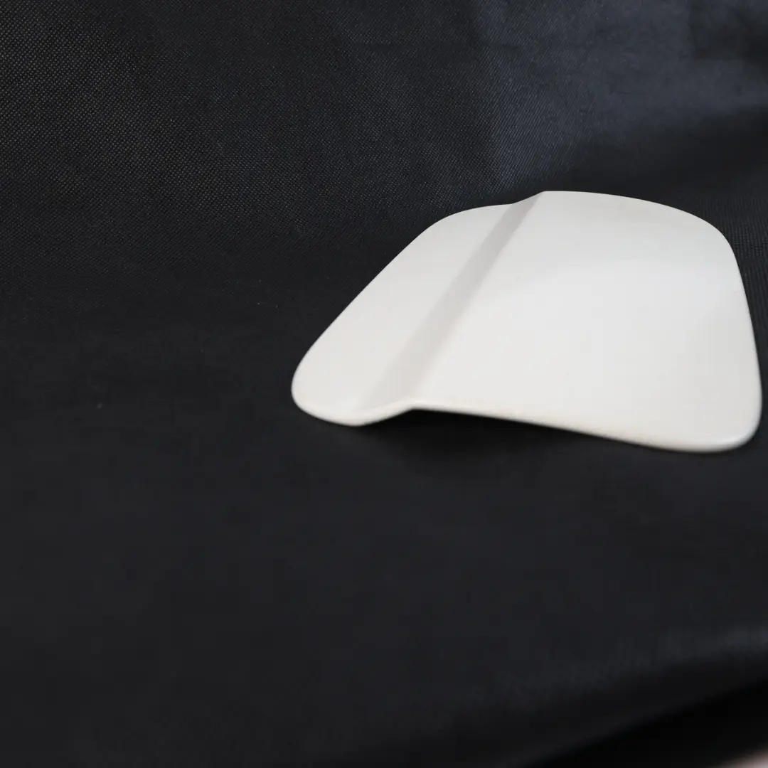 Coperchio Sportello Carburante Bianco Calcite 650 per Mercedes W204 con numero di parte A2047570006 Mercedes W204 Coperchio Sportello Carburante Bianco Calcite 650 - SKU A2047570006-CW - Numero di parte A2047570006