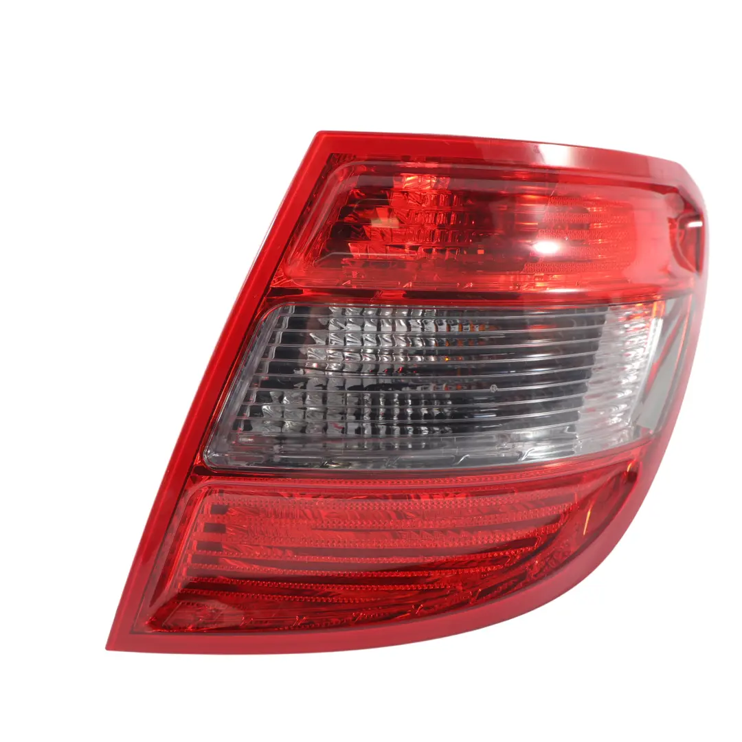 Mercedes S204 Estate Lampa Tylna W Błotniku Prawa Taiwan - SKU A2049069202-TAIWAN - Numer Części A2049069202