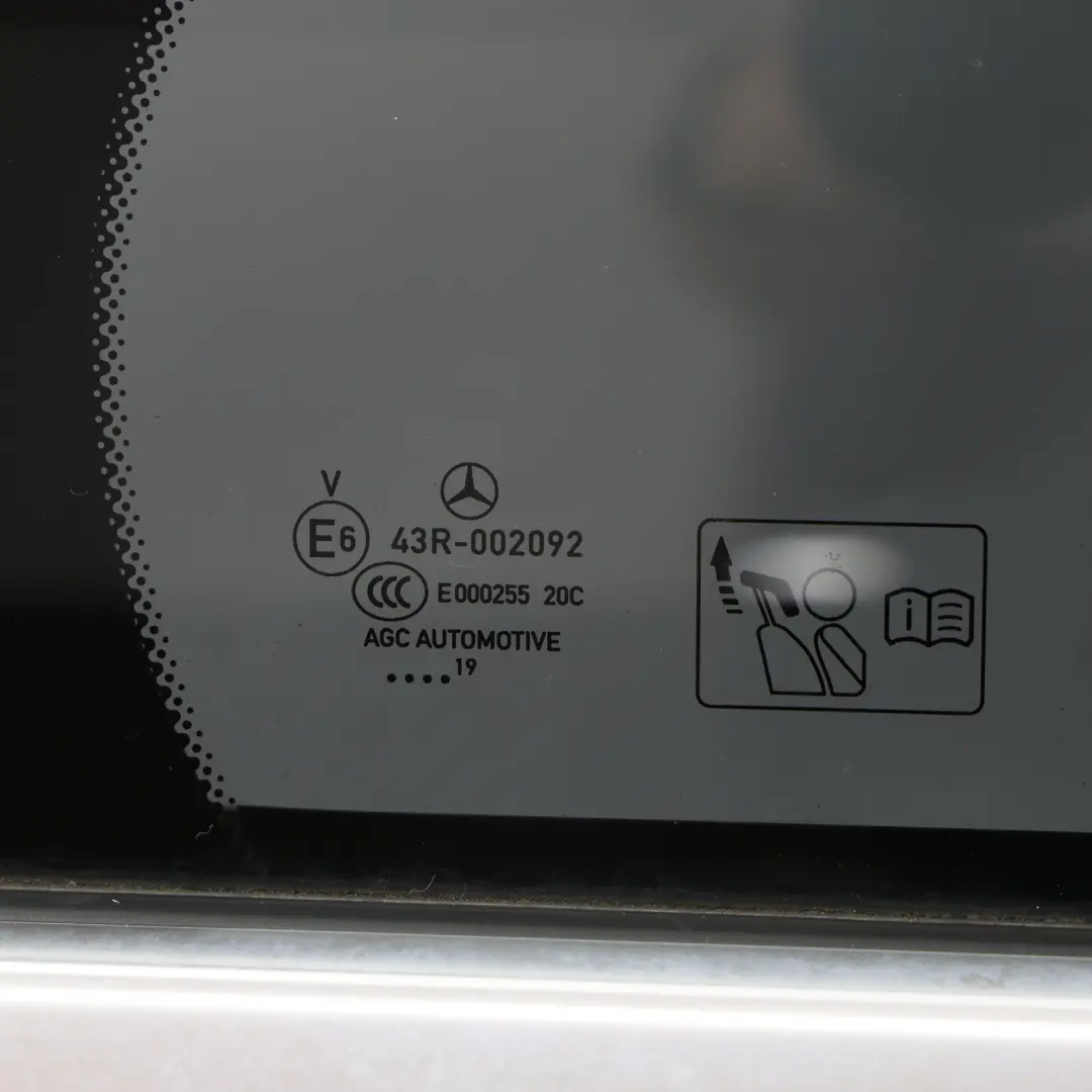 Porta Posteriore Destra Obsidian Black Metallic - 197 per Mercedes W205 con numero di parte A2057300205 Mercedes W205 Porta Posteriore Destra Obsidian Black Metallic - 197 - SKU A2057300205-OB1 - Numero di parte A2057300205