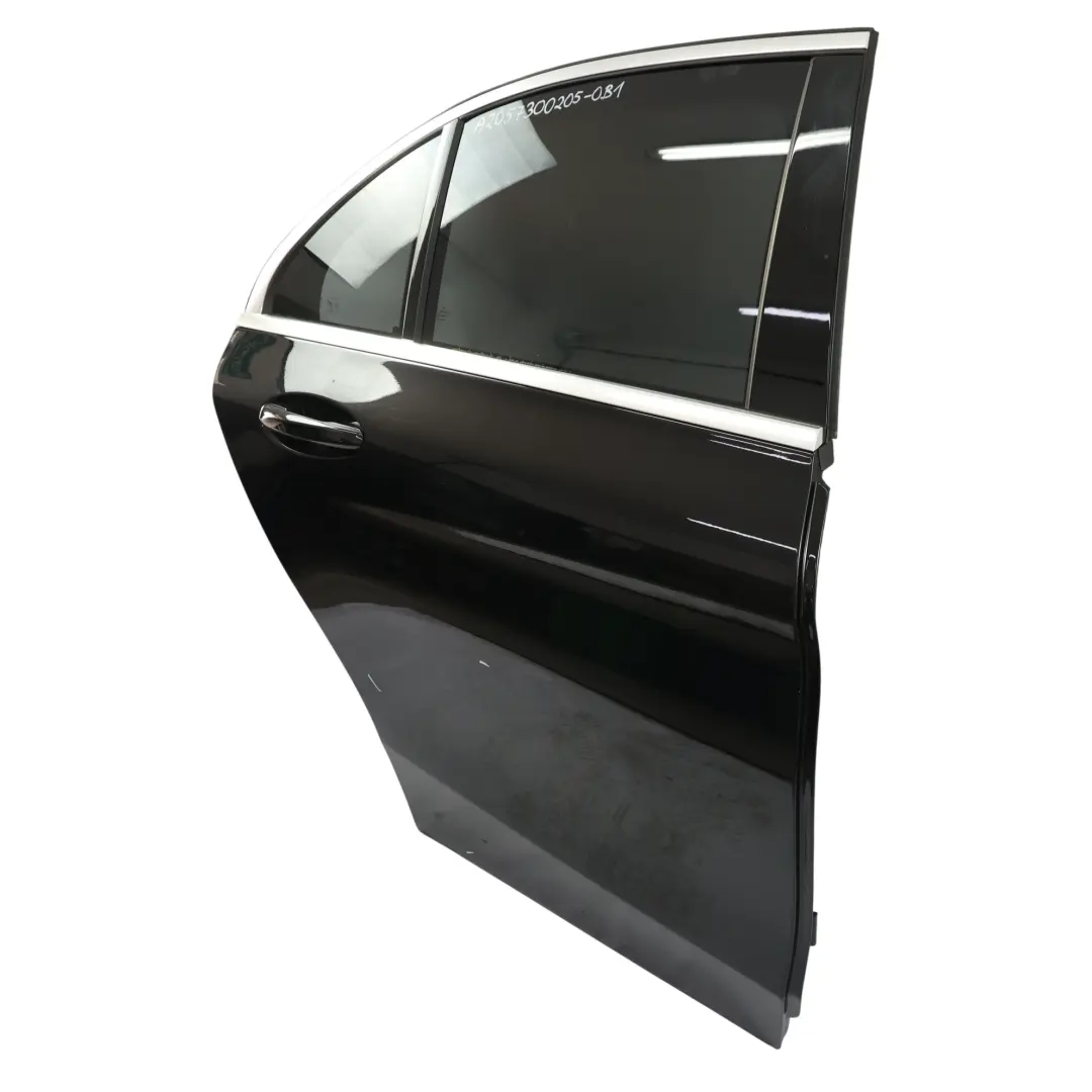 Tür Hinten Rechts Obsidianschwarz Metallic - 197 für Mercedes W205 mit Teilenummer A2057300205 Mercedes W205 Tür Hinten Rechts Obsidianschwarz Metallic - 197 - SKU A2057300205-OB1 - Teilenummer A2057300205