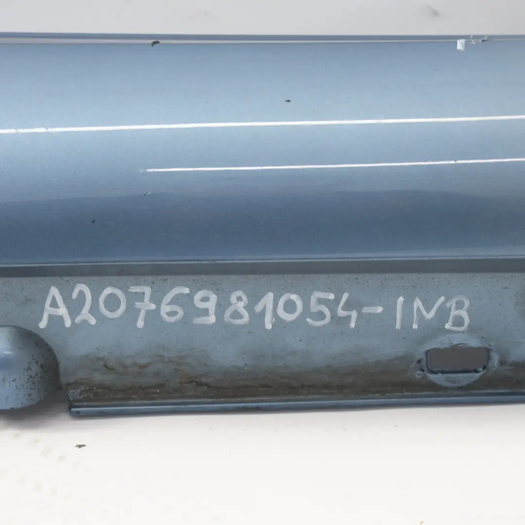 Copri Soglia Porta Laterale Destro Blu Indigolite 230 per Mercedes A207 AMG con numero di parte A2076981054 Mercedes A207 AMG Copri Soglia Porta Laterale Destro Blu Indigolite 230 - SKU A2076981054-INB - Numero di parte A2076981054