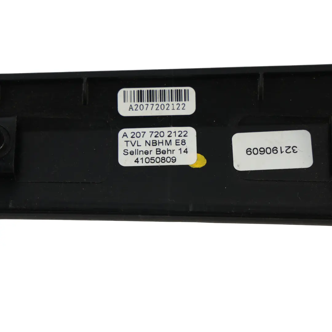 Mercedes C207 Panel Moldura Puerta Interior Izquierda Nogal - SKU A2077202122 - Número de pieza A2077202122