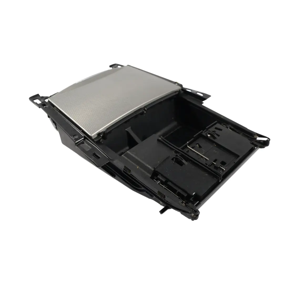 Mittelkonsole Aschenbecher Abdeckung Silber für Mercedes W212 mit Teilenummer A2126809750 Mercedes W212 Mittelkonsole Aschenbecher Abdeckung Silber - SKU A2126809750-2 - Teilenummer A2126809750