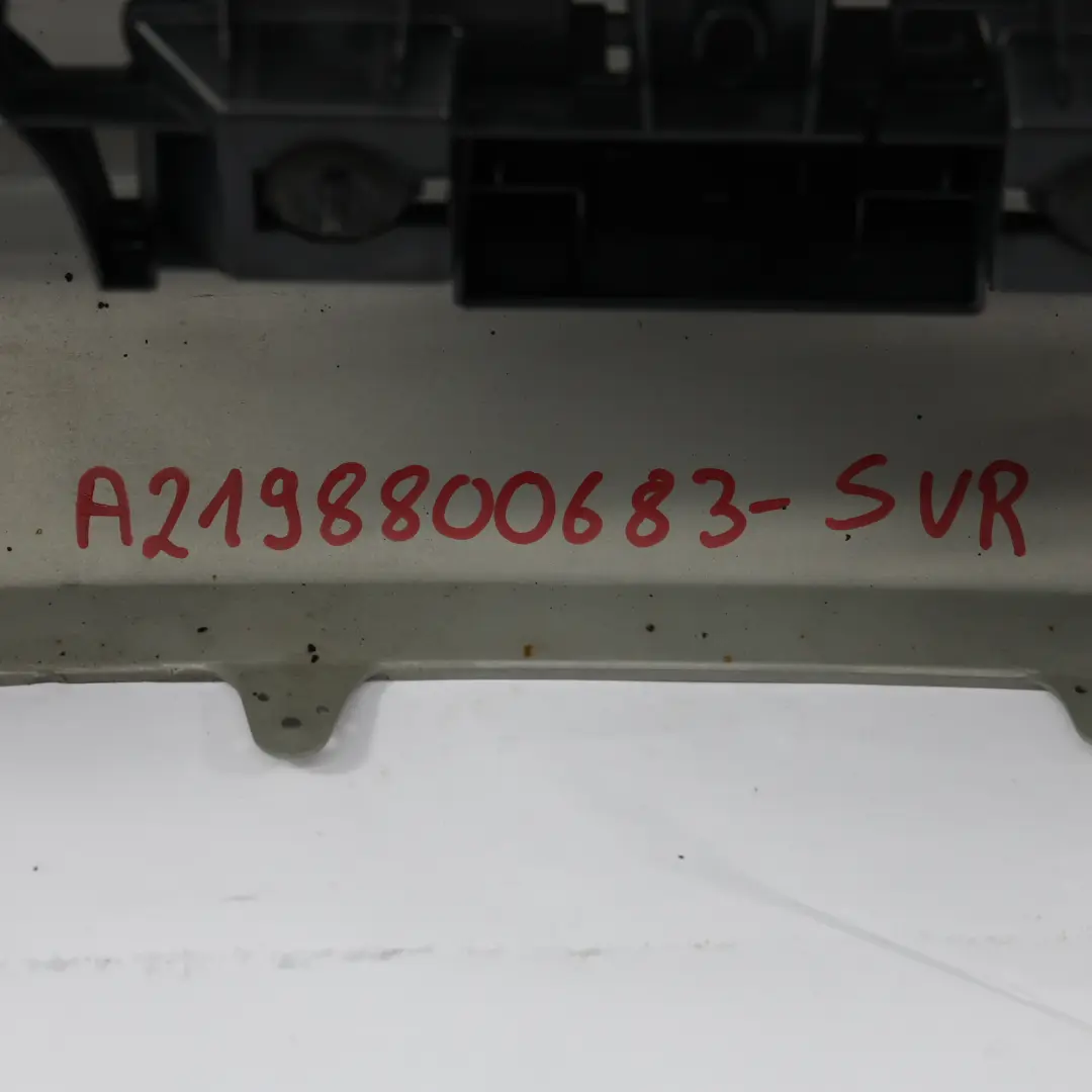 W219 Zderzak Tylny Designo Silver Srebrny Metalik - 029 do Mercedes o numerze A2198800683 Mercedes W219 Zderzak Tylny Designo Silver Srebrny Metalik - 029 - SKU A2198800683-SVR - Numer Części A2198800683