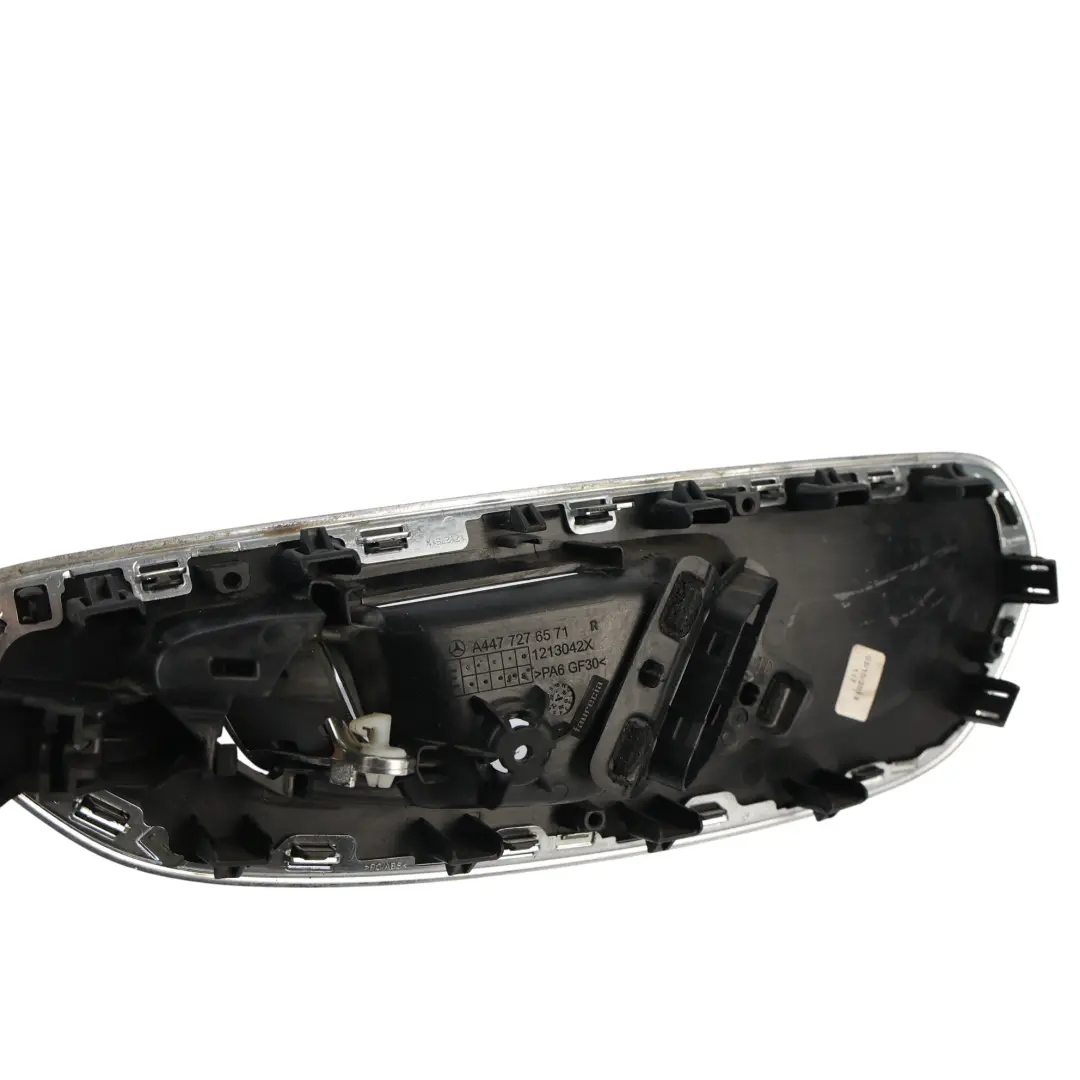 Tirador Puerta Delantera Derecha Negro para Mercedes W447 con número de pieza A4477276571 Mercedes W447 Tirador Puerta Delantera Derecha Negro - SKU A4477276571 - Número de pieza A4477276571