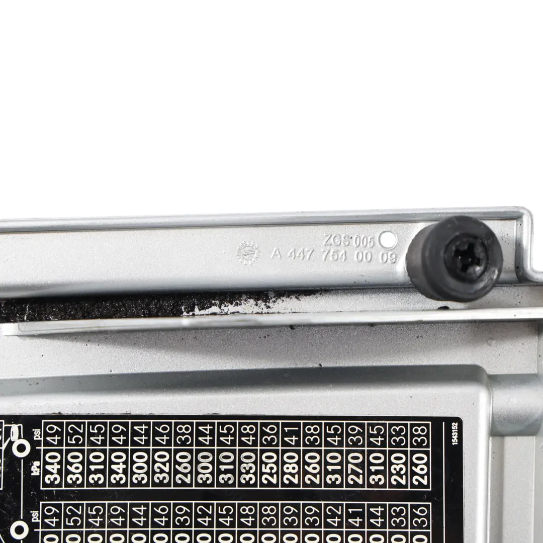 Mercedes W639 W906 Kraftstofftank Klappe Abdeckung Brillant Silber A6397520096 - SKU A6397520196-BRS - Teilenummer A6397520196