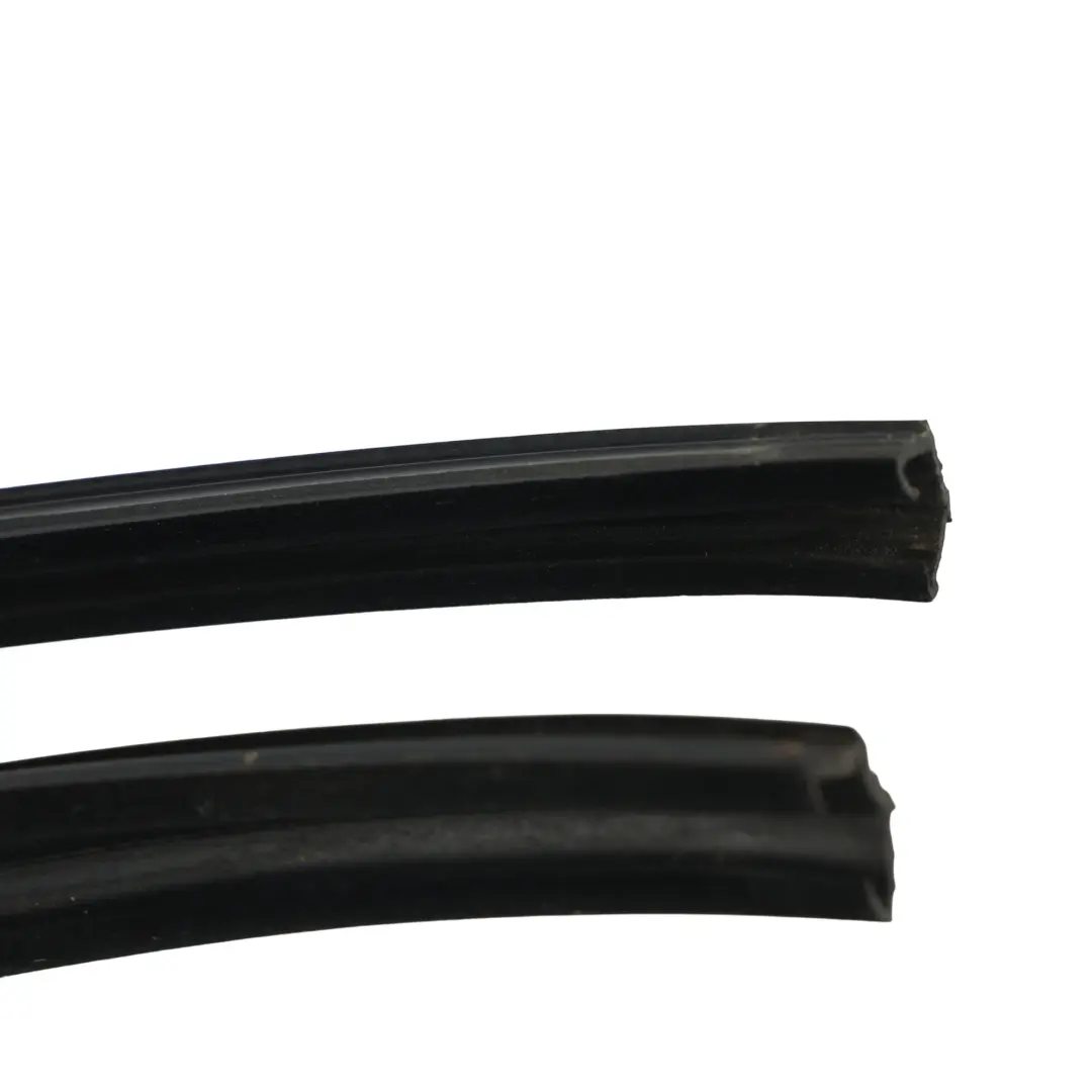 Uszczelka Szyby Drzwi Przedni Prawy do Land Rover Discovery 3 L319 o numerze CFE000486 Land Rover Discovery 3 L319 Uszczelka Szyby Drzwi Przedni Prawy - SKU CFE000486 - Numer Części CFE000486