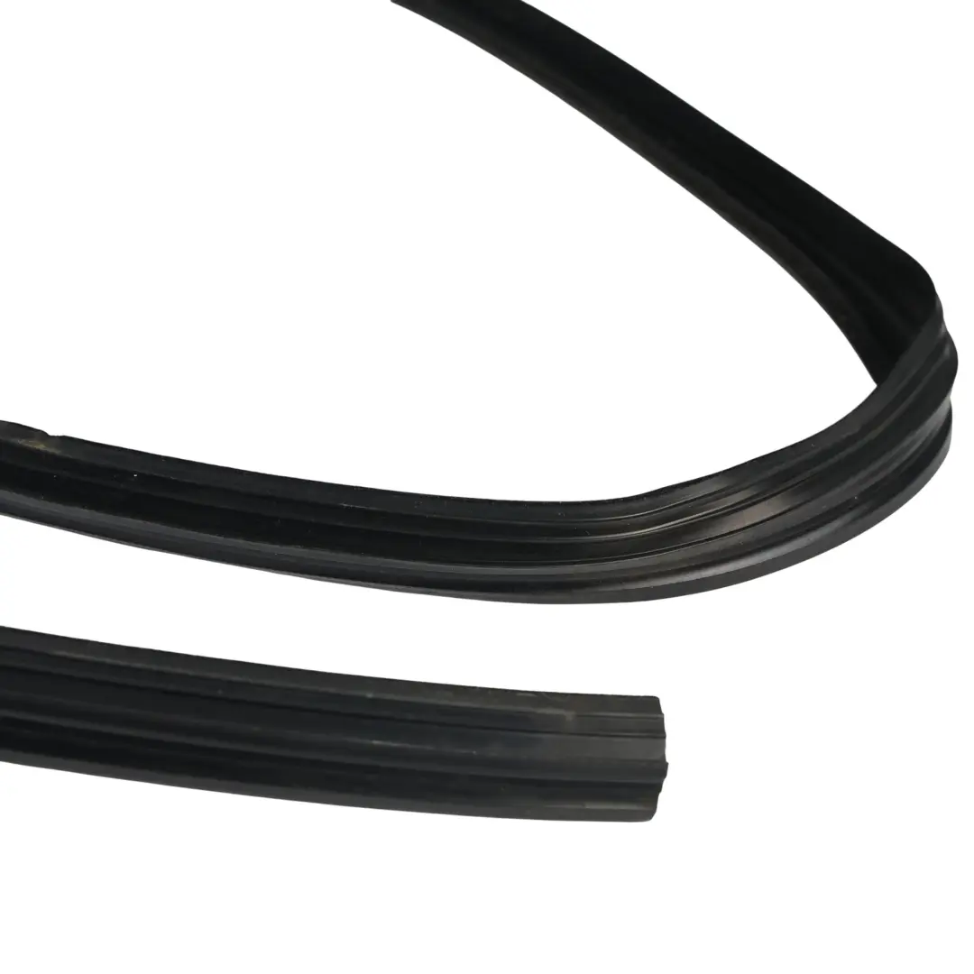 Land Rover Discovery 3 L319 Joint Caoutchouc Vitre Porte Avant Gauche - SKU CFE000496 - Numéro de pièce CFE000496