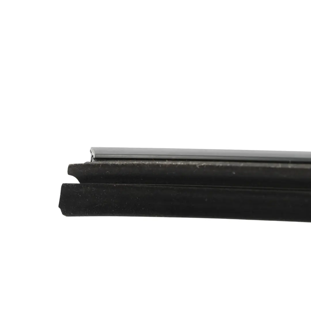 Joint Bande Vitre Porte Avant Gauche Intérieur pour Range Rover L322 à propos du numéro de pièce CGE000250 Range Rover L322 Joint Bande Vitre Porte Avant Gauche Intérieur - SKU CGE000250 - Numéro de pièce CGE000250