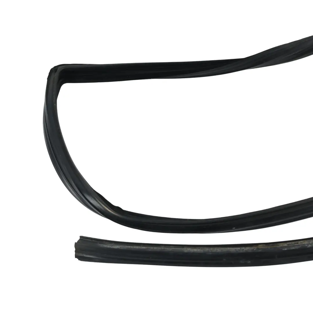 Uszczelka Szyby Drzwi Tylna Lewa do Land Rover Discovery 3 L319 o numerze CGE000454 Land Rover Discovery 3 L319 Uszczelka Szyby Drzwi Tylna Lewa - SKU CGE000454 - Numer Części CGE000454