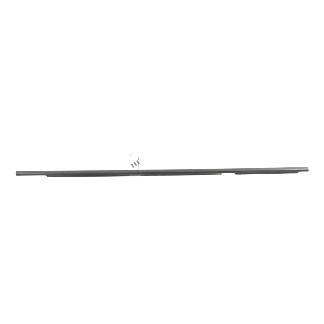 Joint Bande Vitre Porte Arrière Extérieur Droit pour Range Rover L322 à propos du numéro de pièce CGE000642 Range Rover L322 Joint Bande Vitre Porte Arrière Extérieur Droit - SKU CGE000642 - Numéro de pièce CGE000642