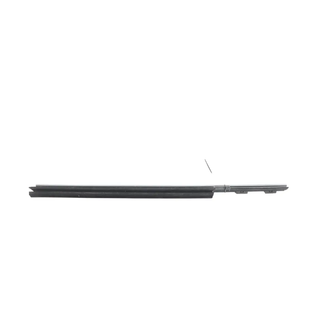 Joint Bande Vitre Porte Arrière Intérieur Gauche pour Range Rover L322 à propos du numéro de pièce CGE000810 Range Rover L322 Joint Bande Vitre Porte Arrière Intérieur Gauche - SKU CGE000810 - Numéro de pièce CGE000810