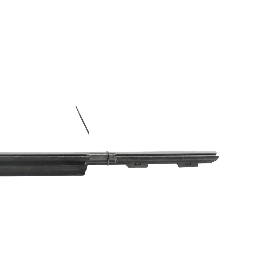 Joint Bande Vitre Porte Arrière Intérieur Gauche pour Range Rover L322 à propos du numéro de pièce CGE000810 Range Rover L322 Joint Bande Vitre Porte Arrière Intérieur Gauche - SKU CGE000810 - Numéro de pièce CGE000810