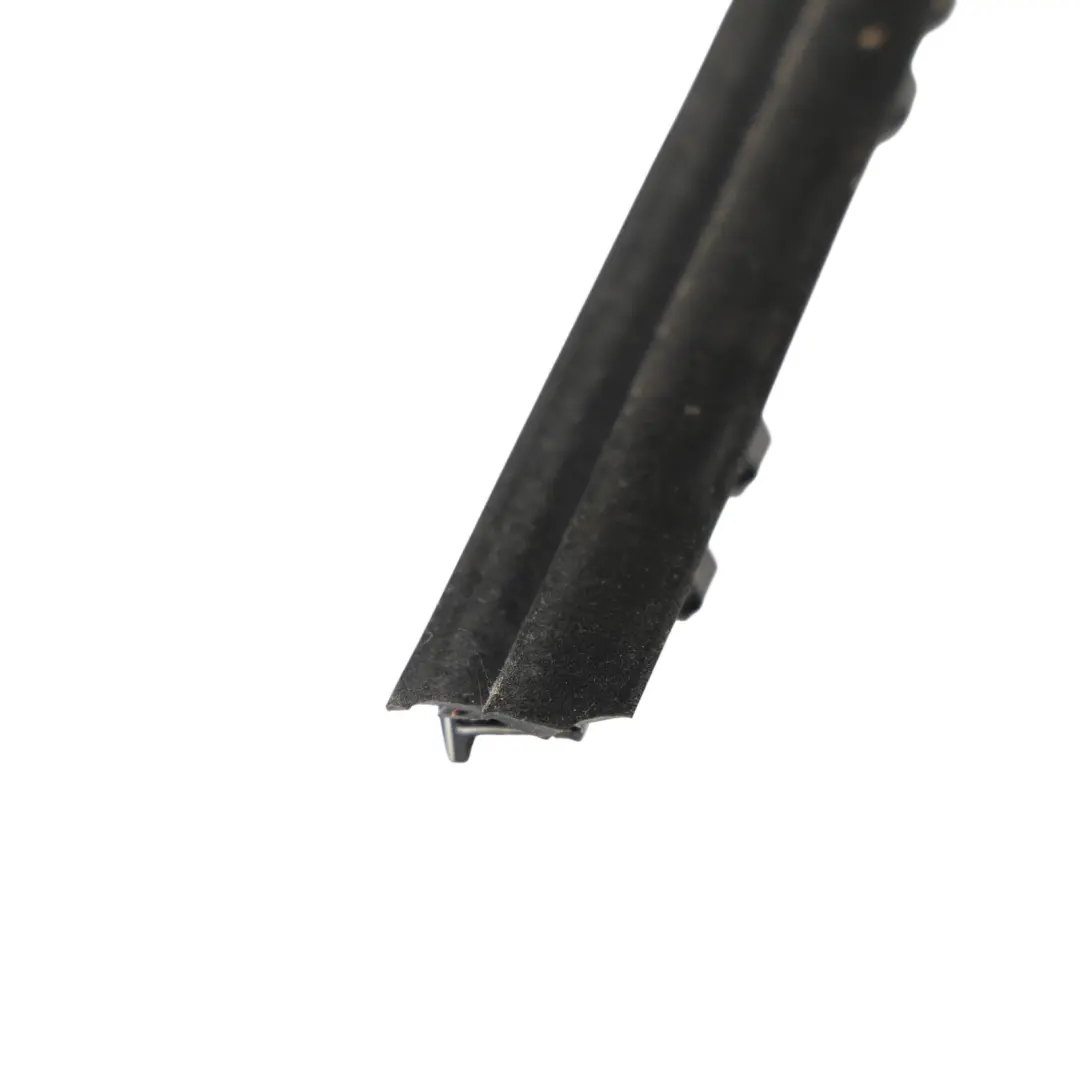 Joint Bande Vitre Porte Arrière Intérieur Gauche pour Range Rover L322 à propos du numéro de pièce CGE000810 Range Rover L322 Joint Bande Vitre Porte Arrière Intérieur Gauche - SKU CGE000810 - Numéro de pièce CGE000810
