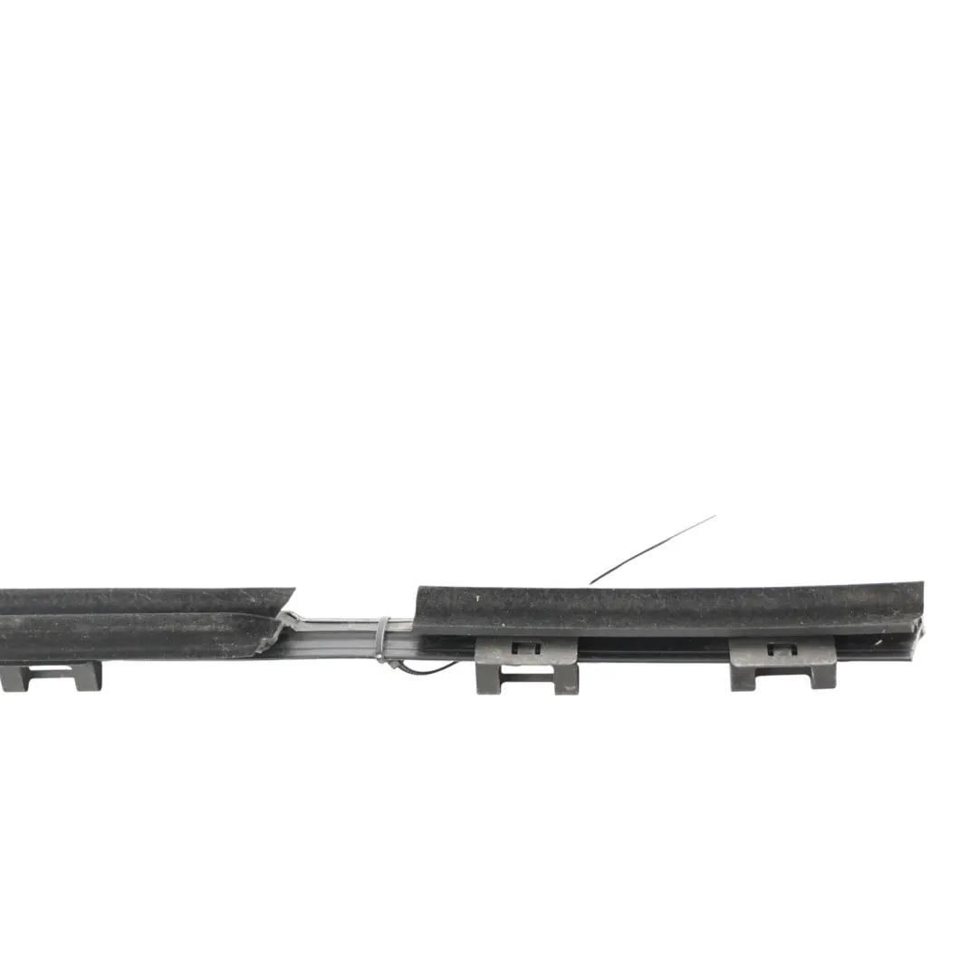 Joint Bande Vitre Porte Arrière Intérieur Gauche pour Range Rover L322 à propos du numéro de pièce CGE000810 Range Rover L322 Joint Bande Vitre Porte Arrière Intérieur Gauche - SKU CGE000810 - Numéro de pièce CGE000810