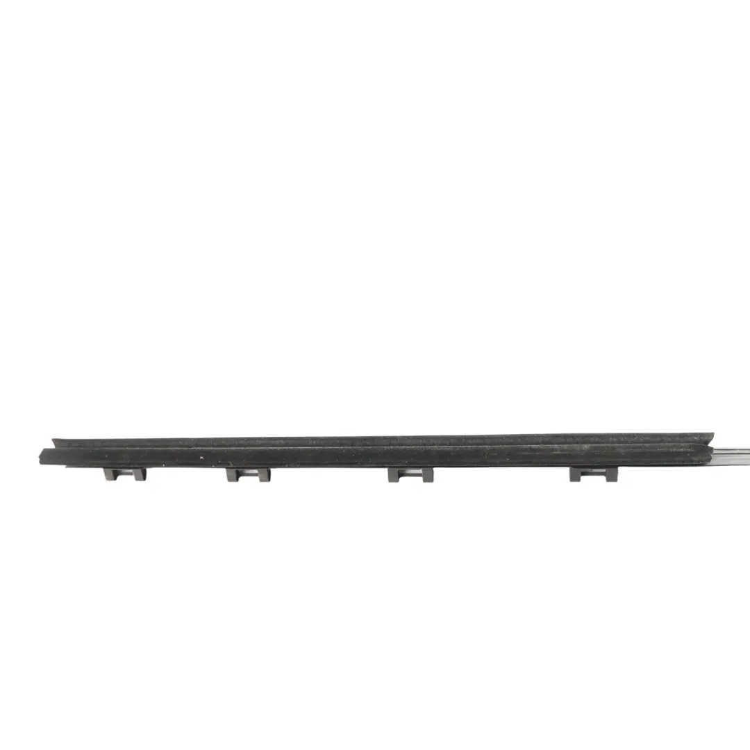 Junta Ventana Puerta Trasera Interior Izquierda para Range Rover L322 con número de pieza CGE000810 Range Rover L322 Junta Ventana Puerta Trasera Interior Izquierda - SKU CGE000810 - Número de pieza CGE000810