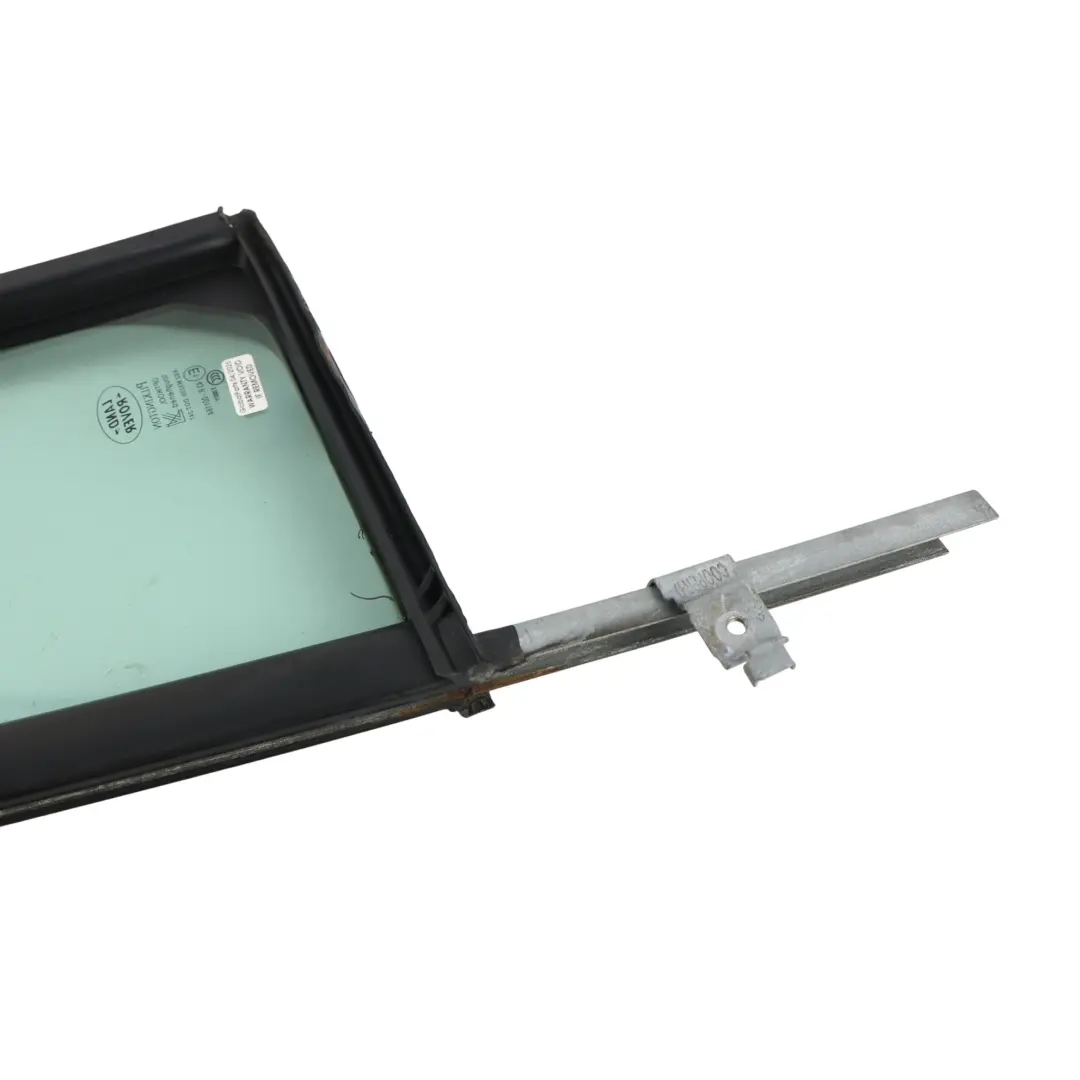 Cristal Ventana Trasera Derecha Verde para Land Rover Discovery 3 L319 con número de pieza CVB000845 Land Rover Discovery 3 L319 Cristal Ventana Trasera Derecha Verde - SKU CVB000845 - Número de pieza CVB000845
