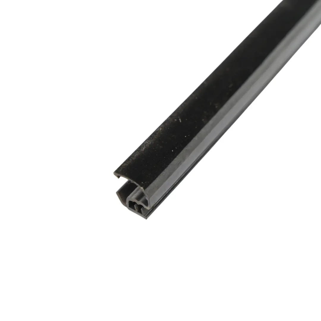 MK1 Modanatura Finestrino Porta Posteriore Sinistra 3M51-R25861-AL per Ford Kuga con numero di parte 1699596 Ford Kuga MK1 Modanatura Finestrino Porta Posteriore Sinistra 3M51-R25861-AL - SKU 1699596 - Numero di parte 1699596