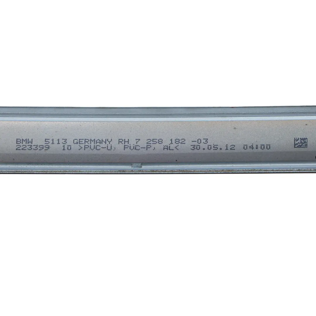 Moldura Canalón Techo Derecho Azul Líquido Metálico B40 para BMW F30 con número de pieza 2239973 BMW F30 Moldura Canalón Techo Derecho Azul Líquido Metálico B40 - SKU 2239973-LBL - Número de pieza 2239973