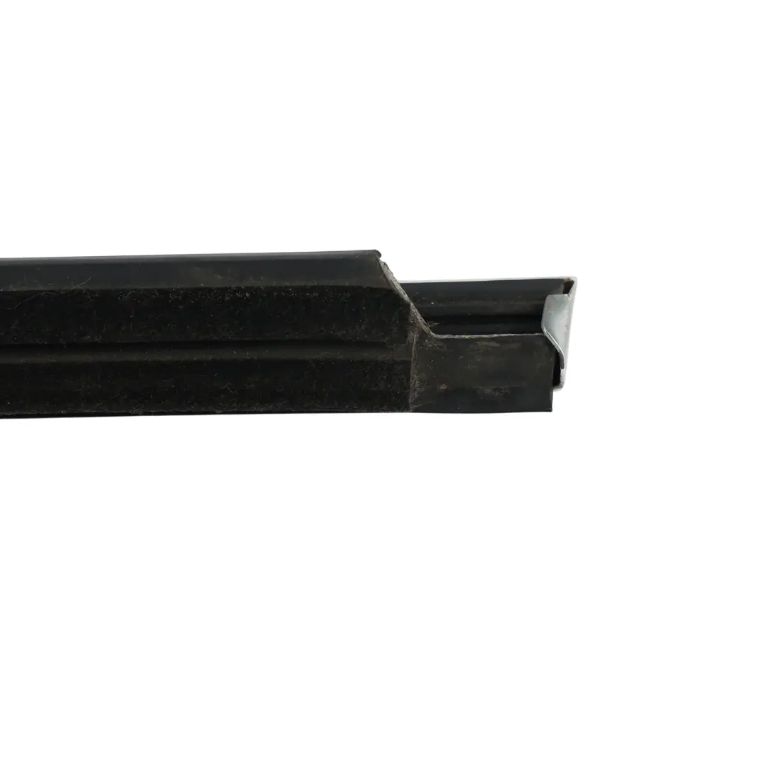 Break Joint Vitre Extérieur Gauche pour Volkswagen Passat B8 à propos du numéro de pièce 3G9839475E Volkswagen Passat B8 Break Joint Vitre Extérieur Gauche - SKU 3G9839475E - Numéro de pièce 3G9839475E