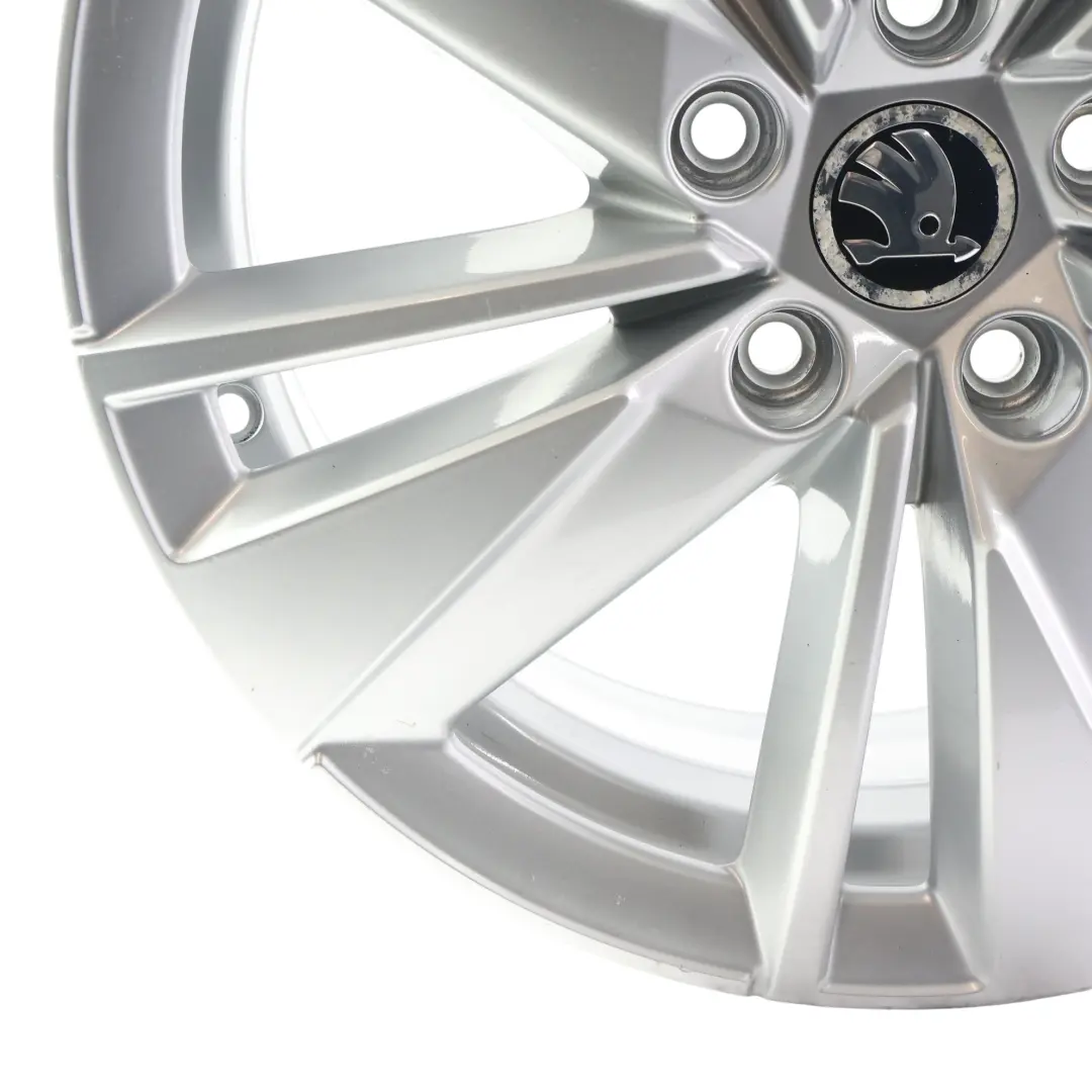 Cerchione Lega Argento 17" 7J ET:45 Scutus per Skoda Karoq con numero di parte 57A601025AA Skoda Karoq Cerchione Lega Argento 17" 7J ET:45 Scutus - SKU 57A601025AA-1 - Numero di parte 57A601025AA