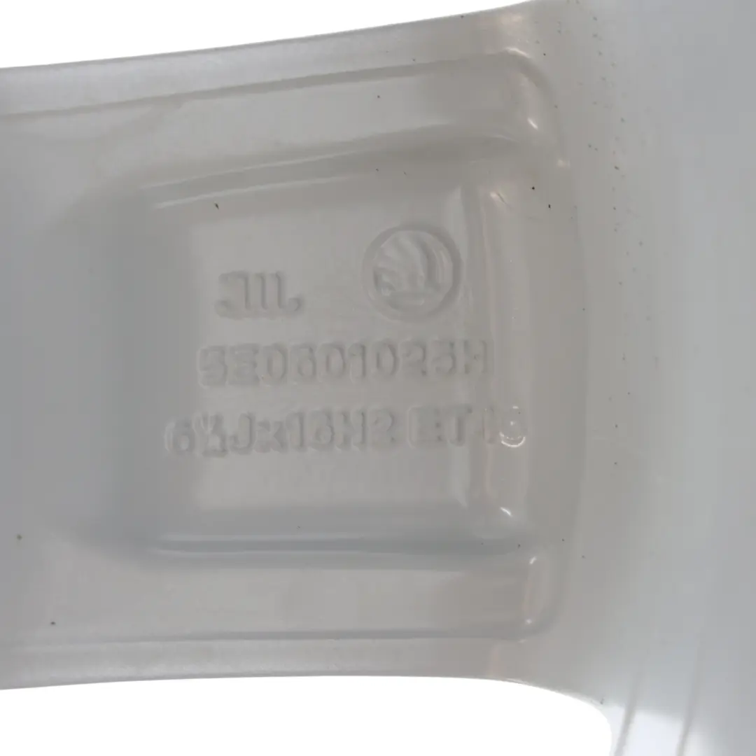 Mk3 5E Silberne Alufelge 6,5J 16" ET:46 Sternspeiche für Skoda Octavia mit Teilenummer 5E0601025H Skoda Octavia Mk3 5E Silberne Alufelge 6,5J 16" ET:46 Sternspeiche - SKU 5E0601025H-2 - Teilenummer 5E0601025H