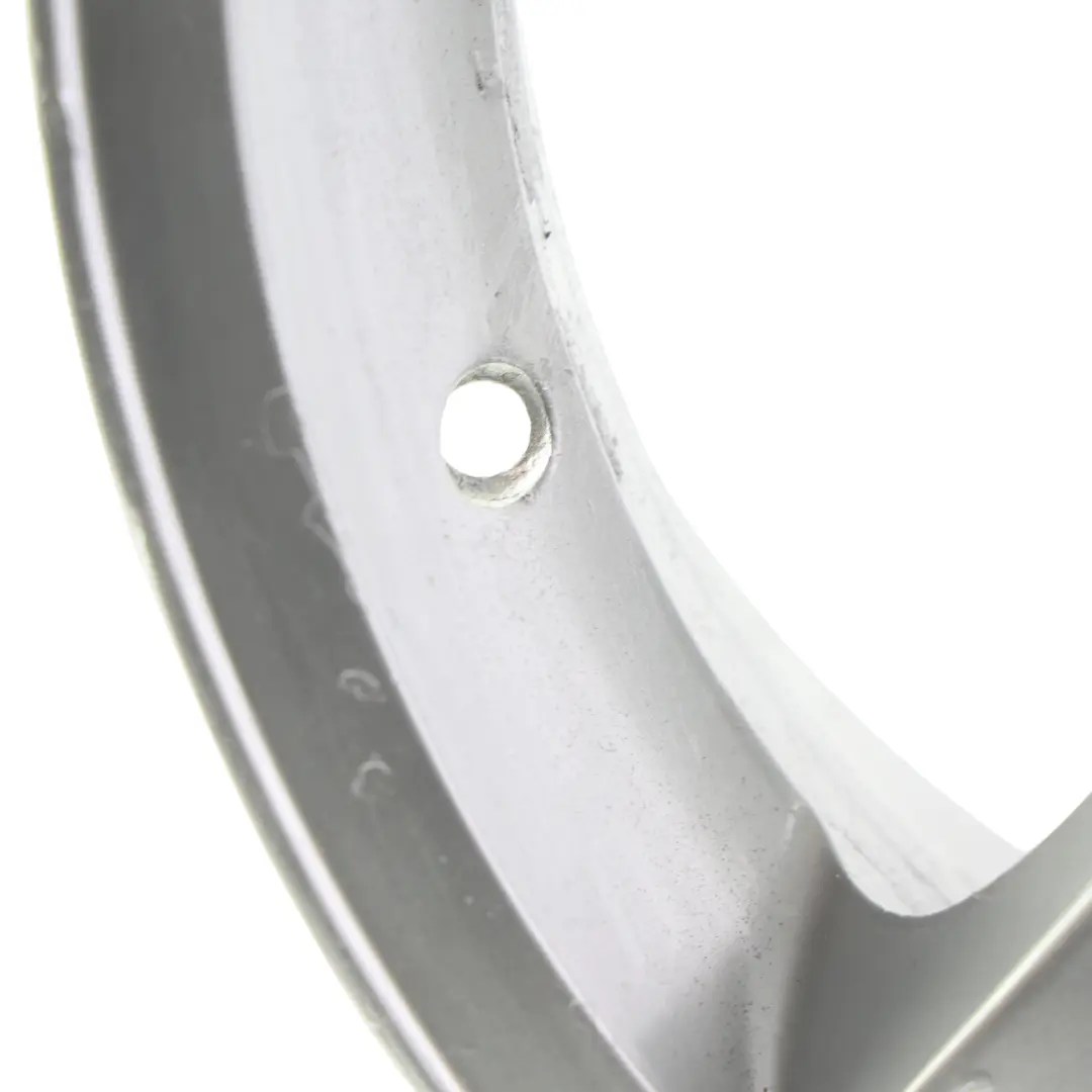 Felge Leichtmetall Silber 17" Stern Speiche 122 8J ET:20 für BMW E60 E61 mit Teilenummer 6760615 BMW E60 E61 Felge Leichtmetall Silber 17" Stern Speiche 122 8J ET:20 - SKU 6760615-1 - Teilenummer 6760615