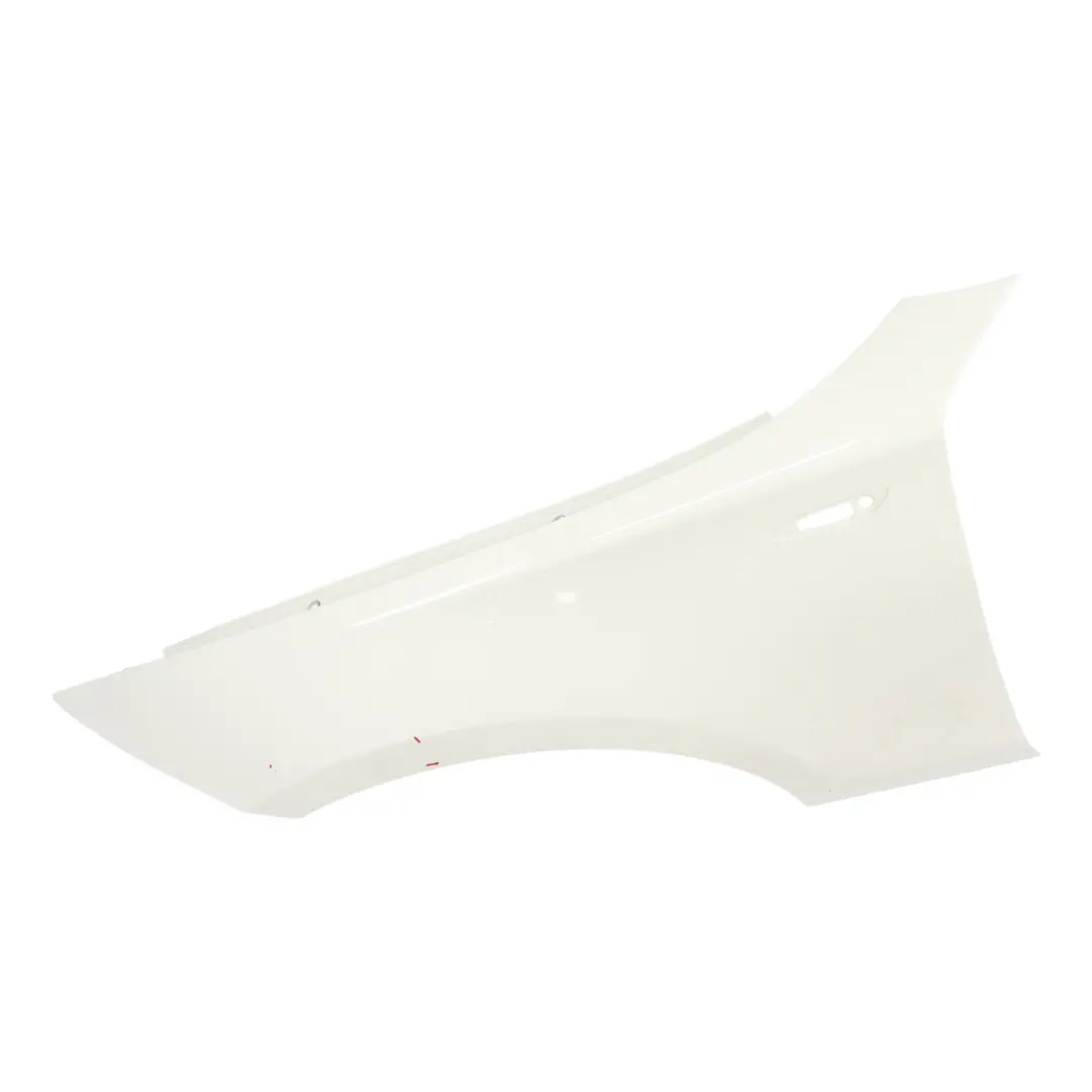 Pannello laterale anteriore sinistro Alpinweiss Alpine Bianco 300 per BMW E81 E87 con numero di parte 7133227 BMW E81 E87 Pannello laterale anteriore sinistro Alpinweiss Alpine Bianco 300 - SKU 7133227-AW3 - Numero di parte 7133227