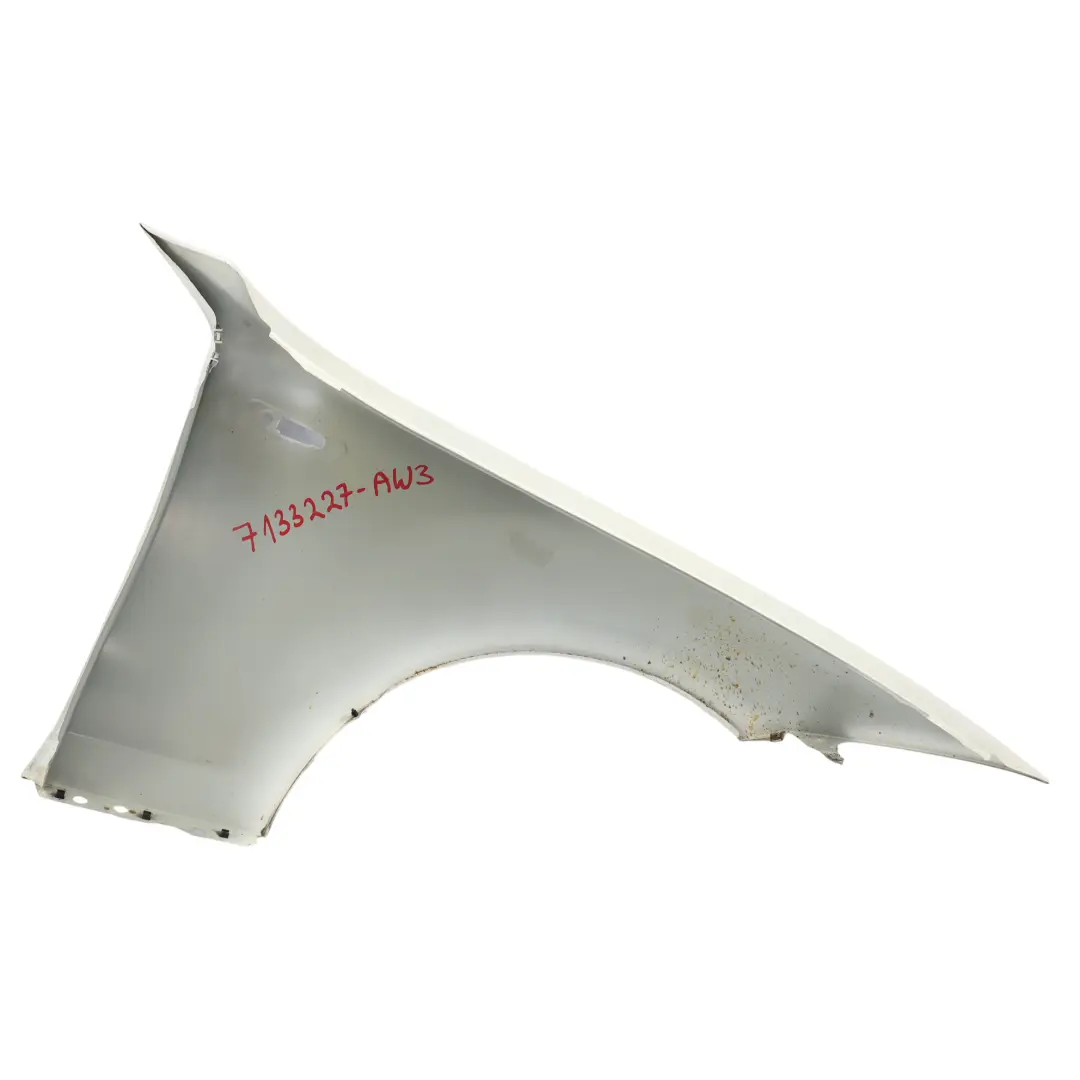 Pannello laterale anteriore sinistro Alpinweiss Alpine Bianco 300 per BMW E81 E87 con numero di parte 7133227 BMW E81 E87 Pannello laterale anteriore sinistro Alpinweiss Alpine Bianco 300 - SKU 7133227-AW3 - Numero di parte 7133227