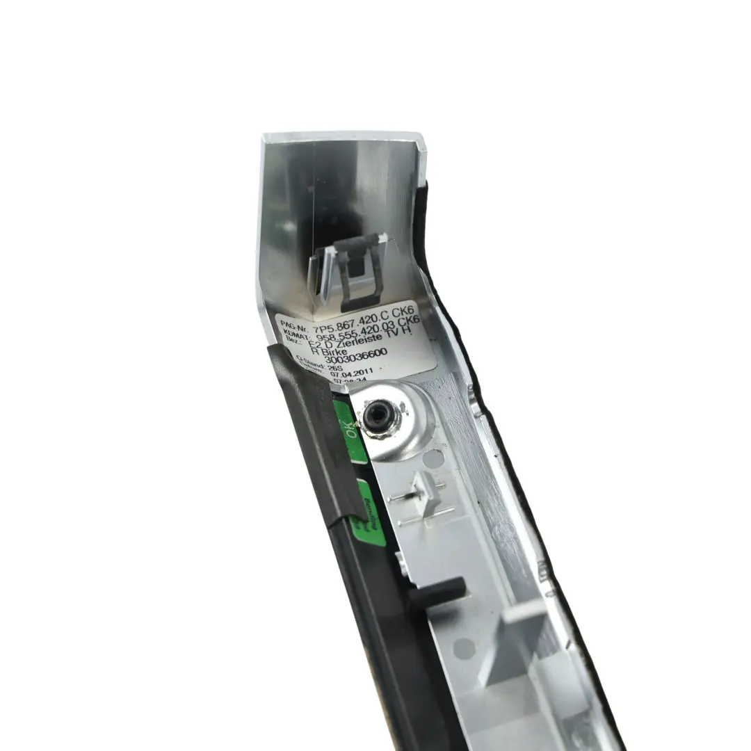 Panel Moldura Puerta Trasera Derecha para Porsche Cayenne 92A con número de pieza 7P5867420 Porsche Cayenne 92A Panel Moldura Puerta Trasera Derecha - SKU 7P5867420 - Número de pieza 7P5867420