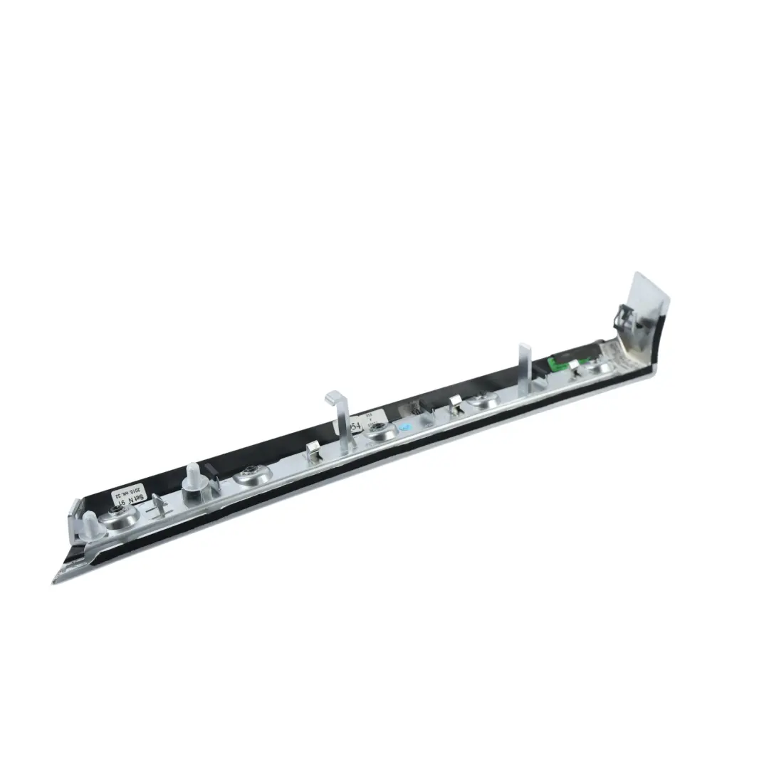 Panel Moldura Puerta Trasera Derecha para Porsche Cayenne 92A con número de pieza 7P5867420 Porsche Cayenne 92A Panel Moldura Puerta Trasera Derecha - SKU 7P5867420 - Número de pieza 7P5867420